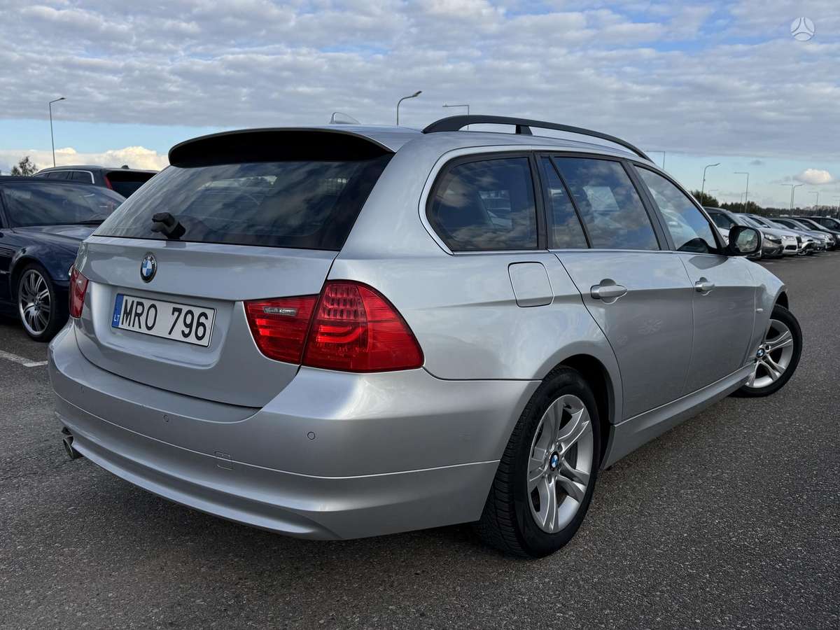 BMW 318 2010 — photo 13