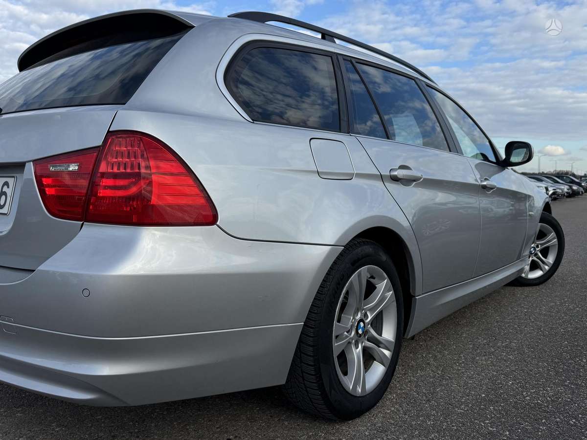 BMW 318 2010 — photo 14