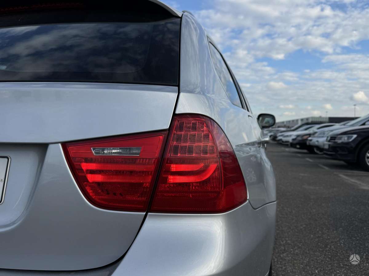 BMW 318 2010 — photo 15
