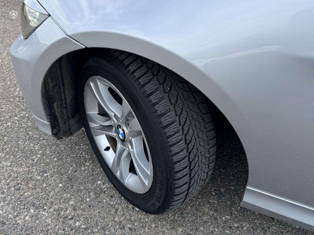 BMW 318 2010 — photo 16