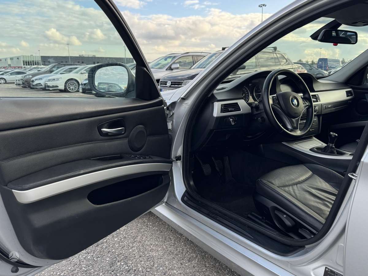 BMW 318 2010 — photo 17