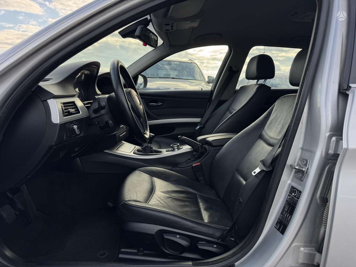 BMW 318 2010 — photo 18
