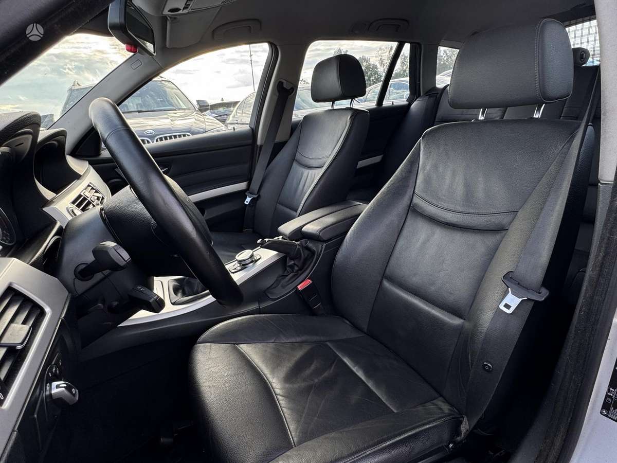 BMW 318 2010 — photo 19