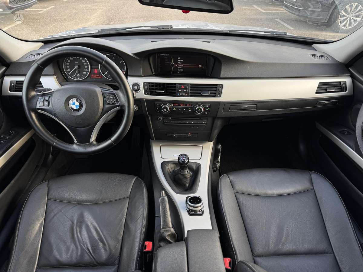 BMW 318 2010 — rear view