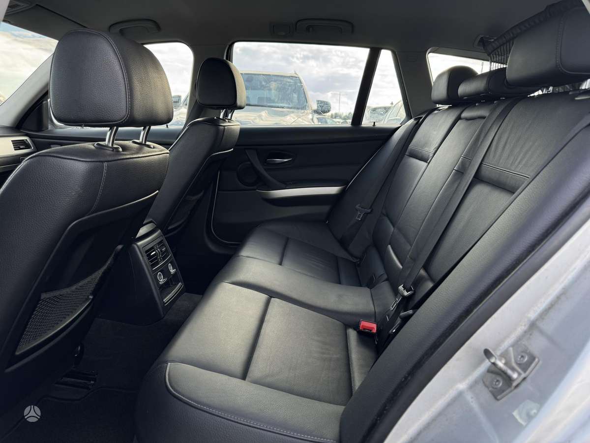 BMW 318 2010 — photo 20
