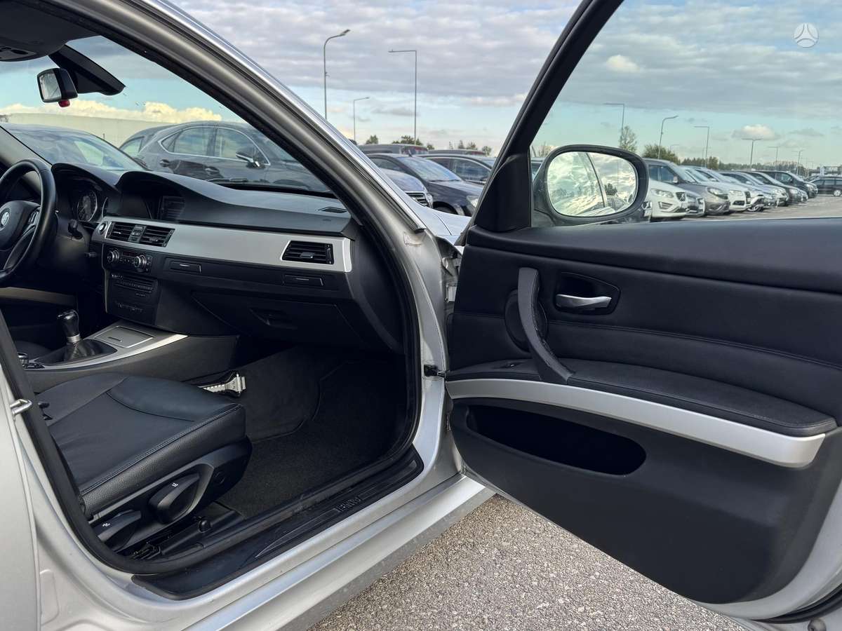 BMW 318 2010 — photo 22