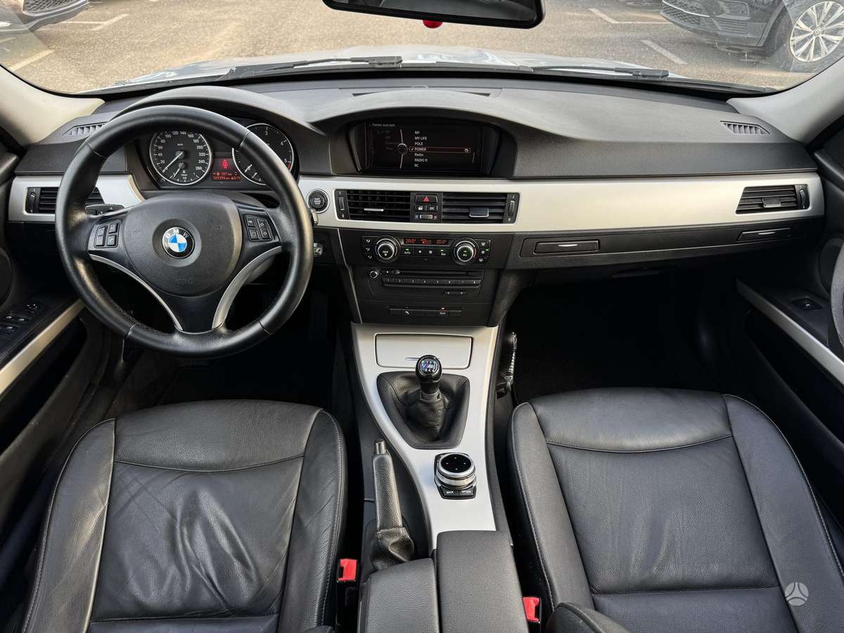 BMW 318 2010 — photo 25