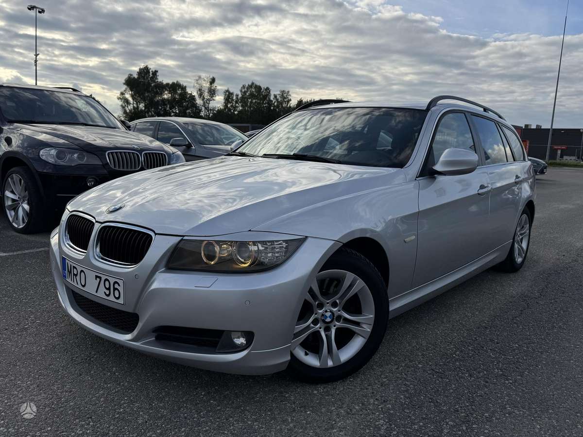 BMW 318 2010 — interior