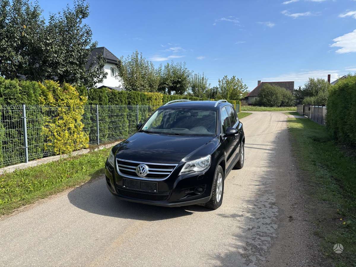 Volkswagen Tiguan 2010 — rear view