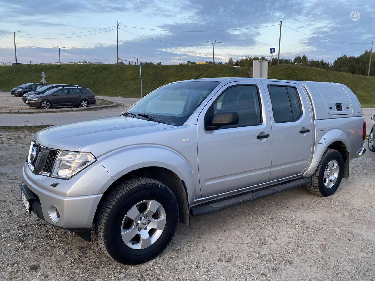 Nissan Navara 2005 — rear view