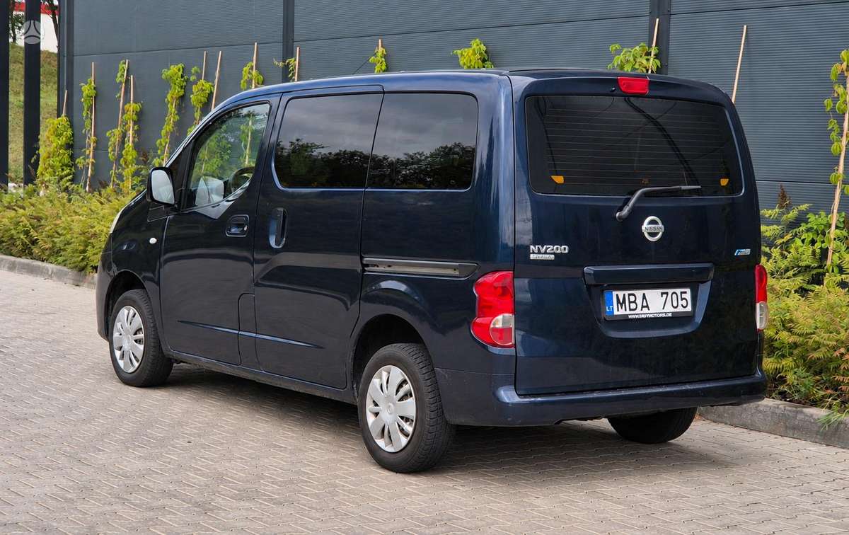 Nissan NV200 2010 — rear view