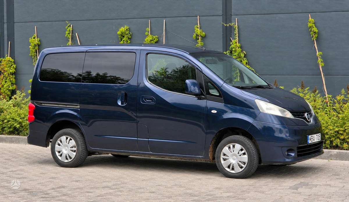 Nissan NV200 2010 — interior