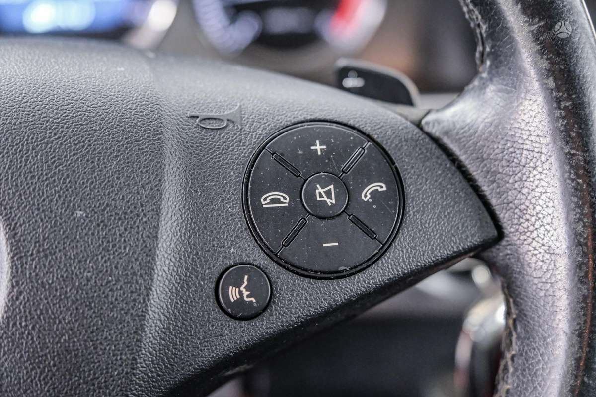 Mercedes-Benz GLK320 2009 — photo 17