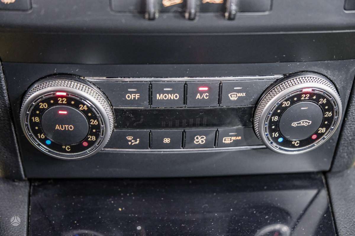 Mercedes-Benz GLK320 2009 — photo 23