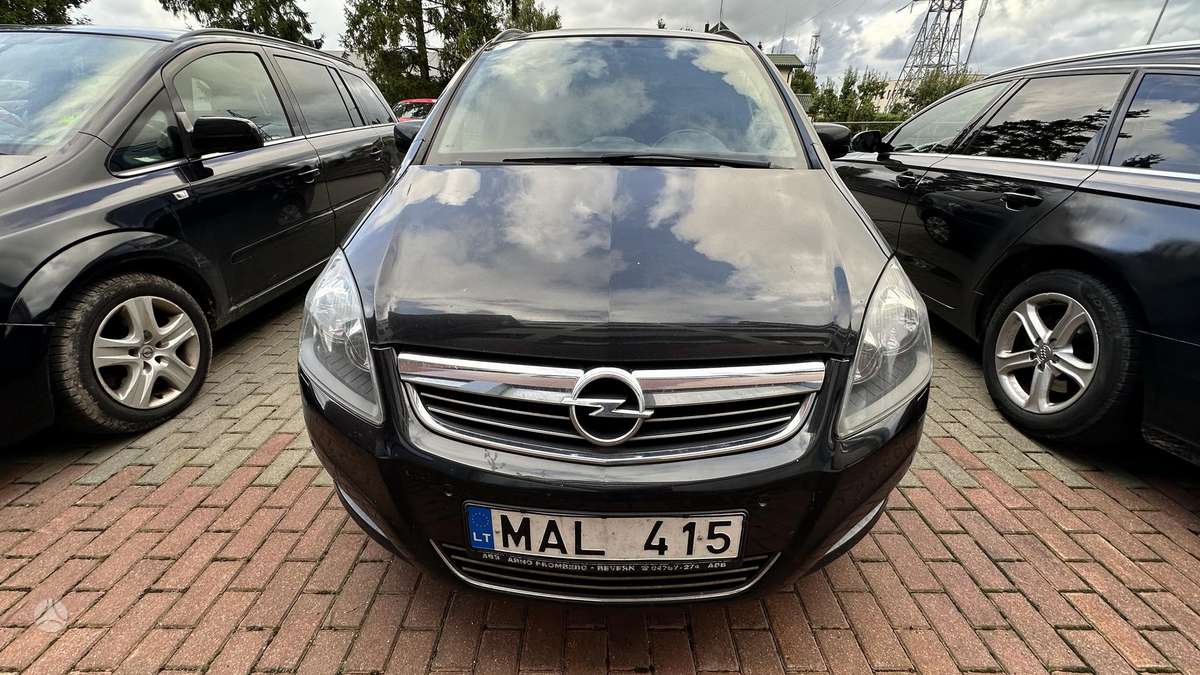 Opel Zafira 2012 — вигляд ззаду