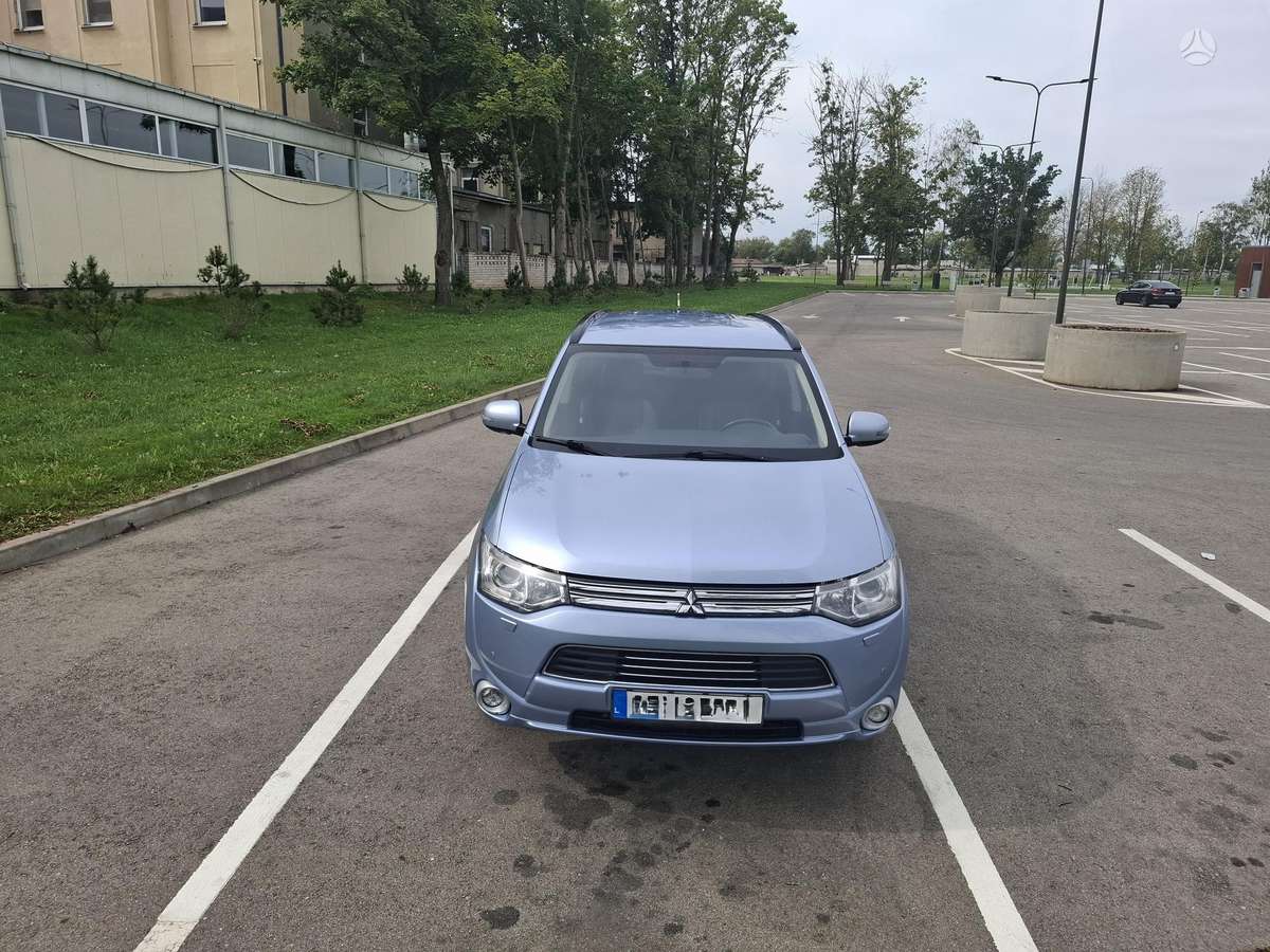 Mitsubishi Outlander 2014 — rear view