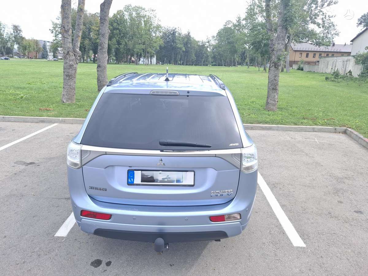 Mitsubishi Outlander 2014 — interior