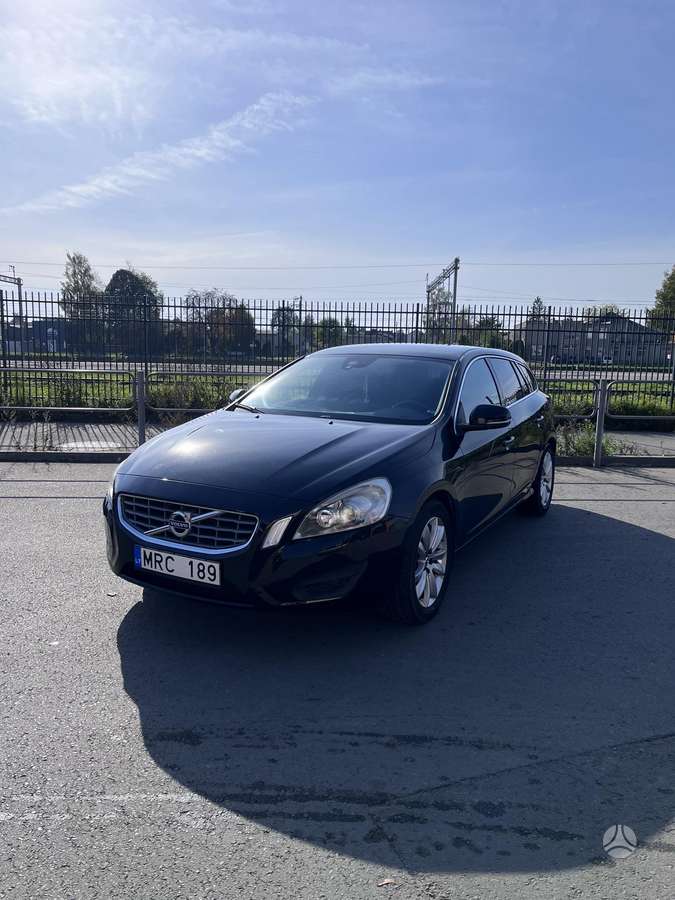 Volvo V60 2012 — салон