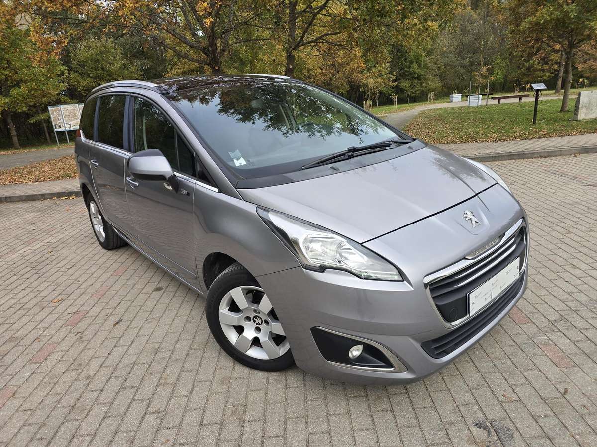Peugeot 5008 2014 — rear view