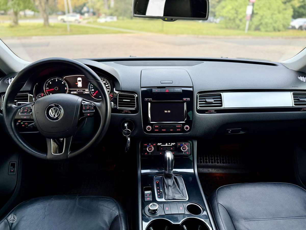Volkswagen Touareg 2011 — photo 16