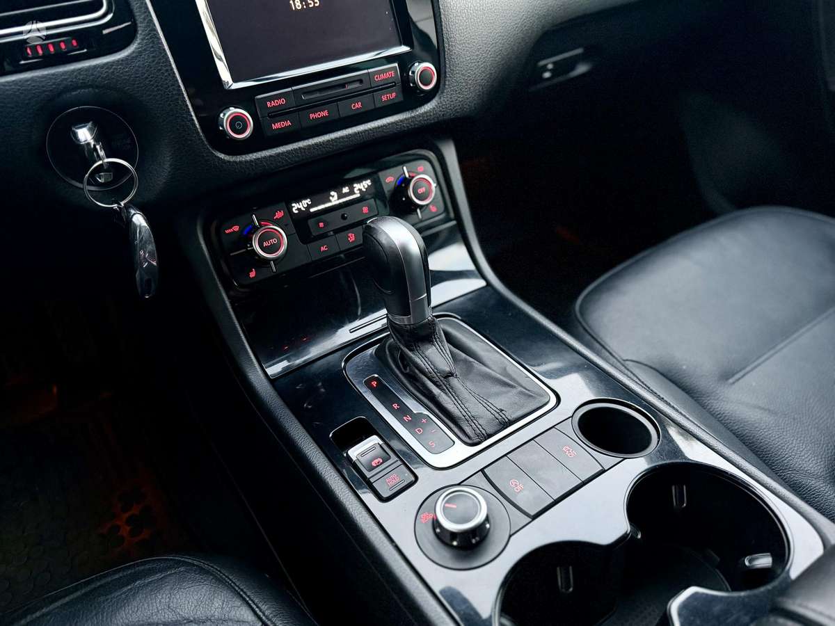 Volkswagen Touareg 2011 — photo 17