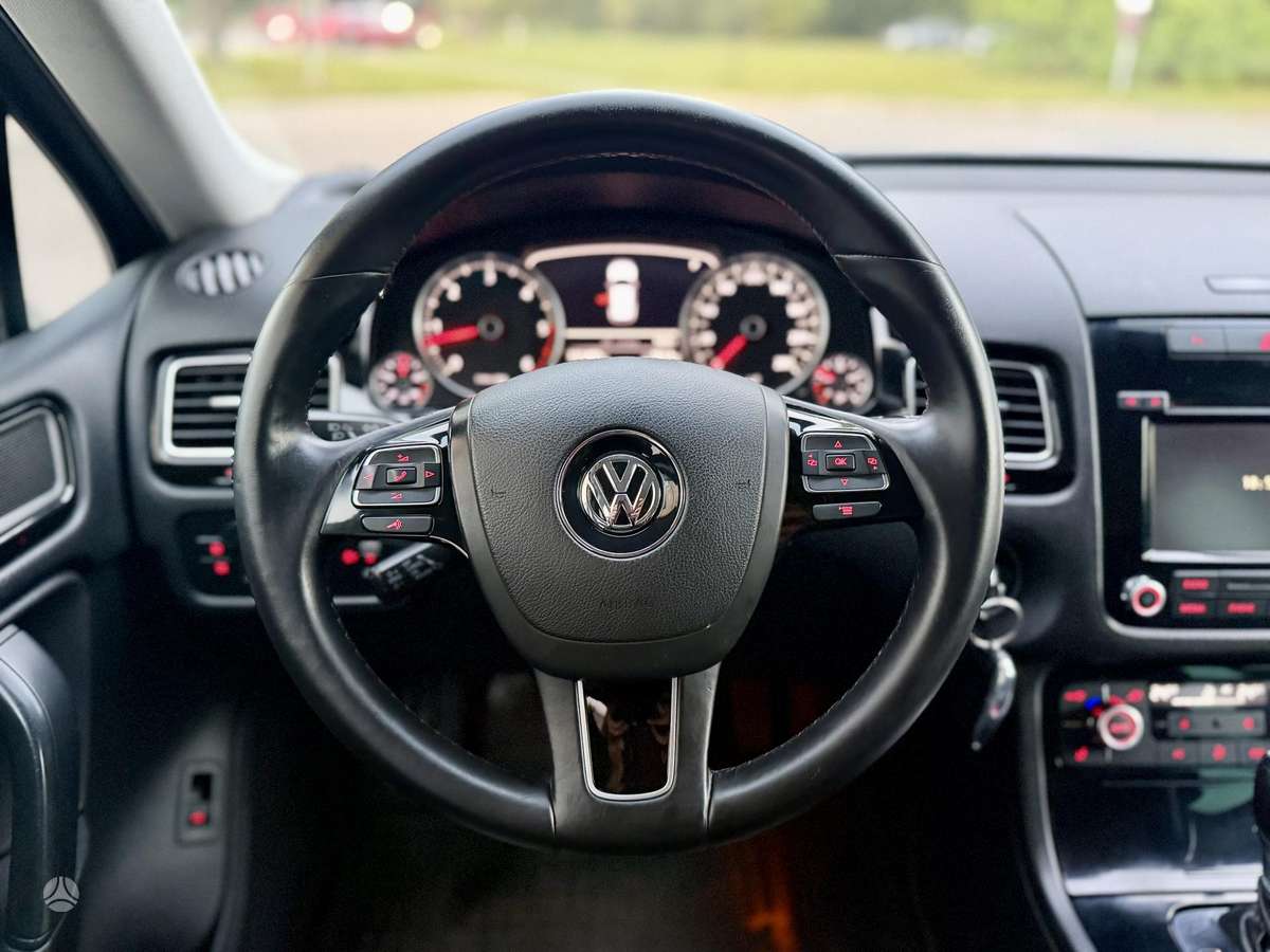Volkswagen Touareg 2011 — photo 18