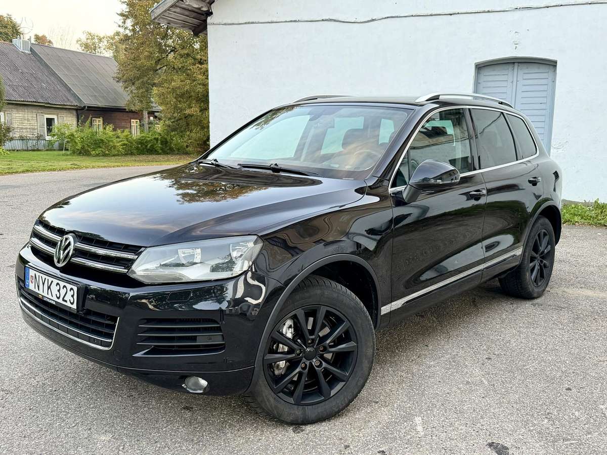Volkswagen Touareg 2011 — rear view