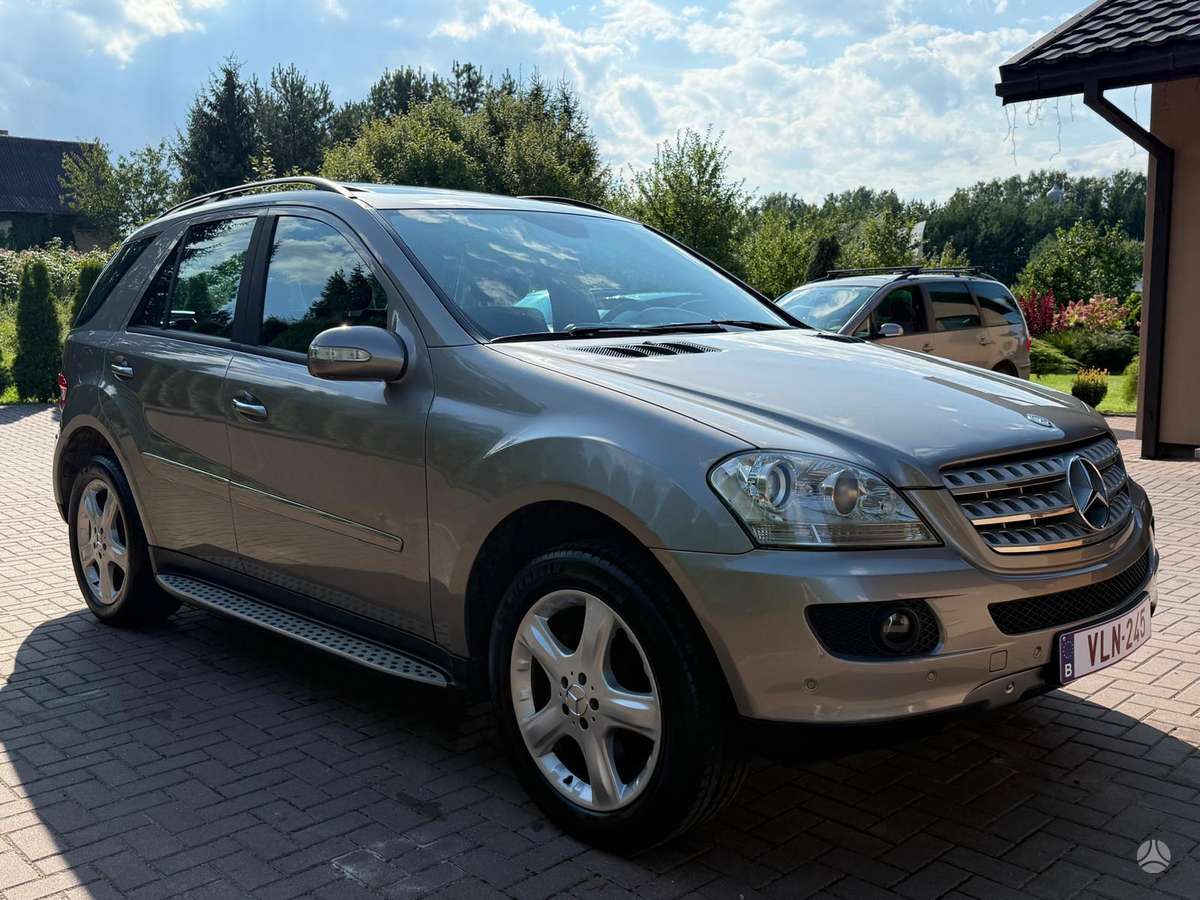 Mercedes-Benz ML320 2006 — rear view