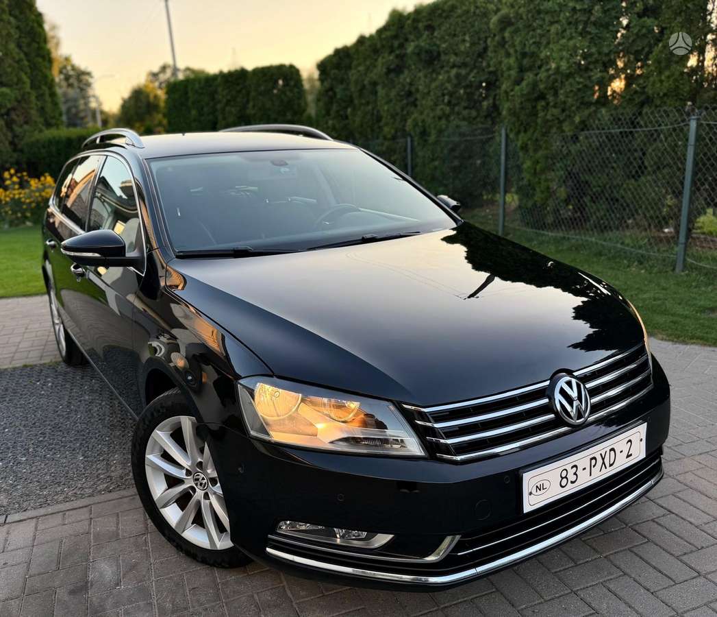 Volkswagen Passat 2012 — rear view