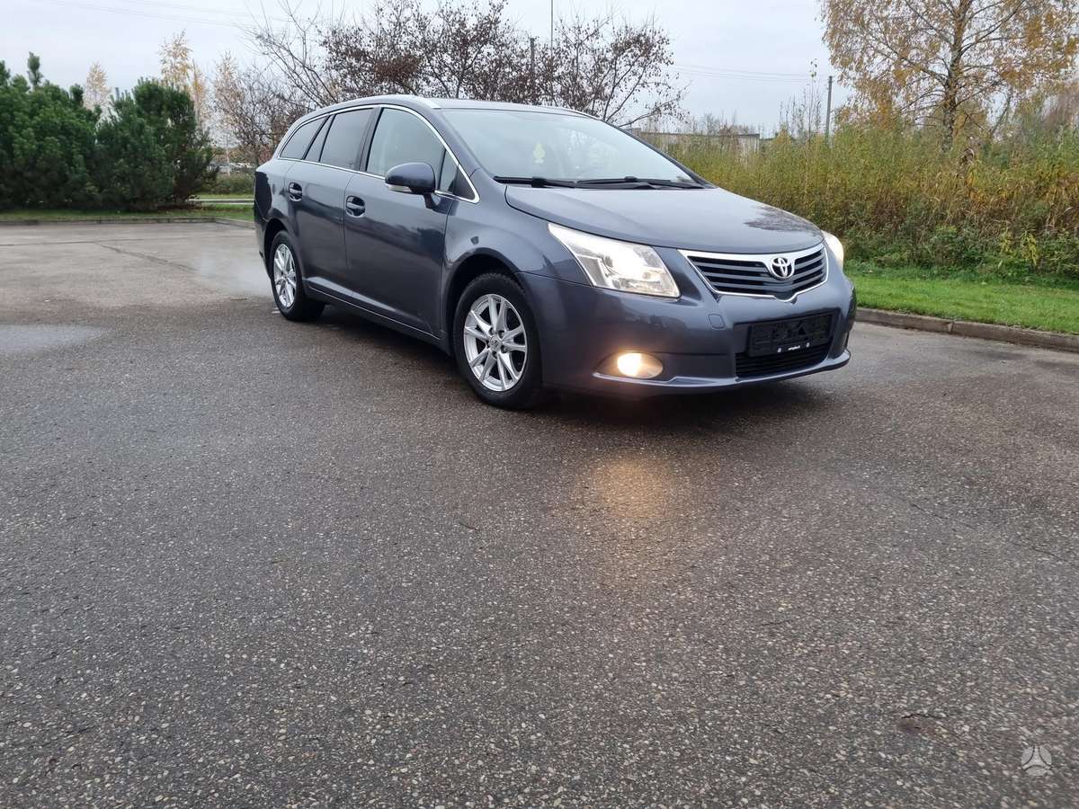 Toyota Avensis 2011 — вигляд ззаду