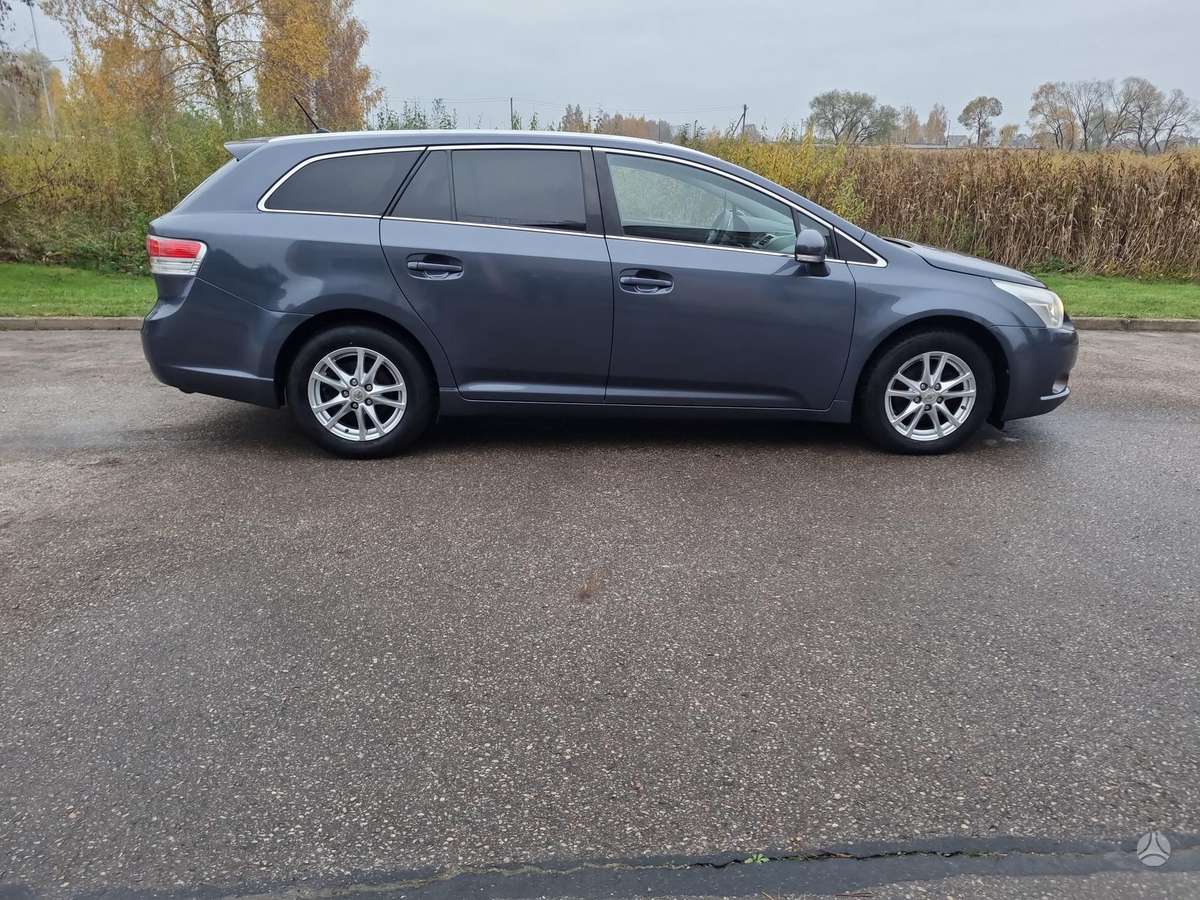 Toyota Avensis 2011 — салон