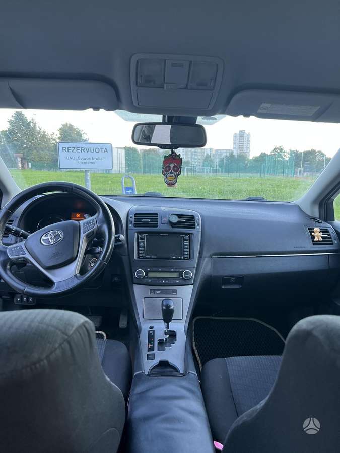 Toyota Avensis 2009 — interior