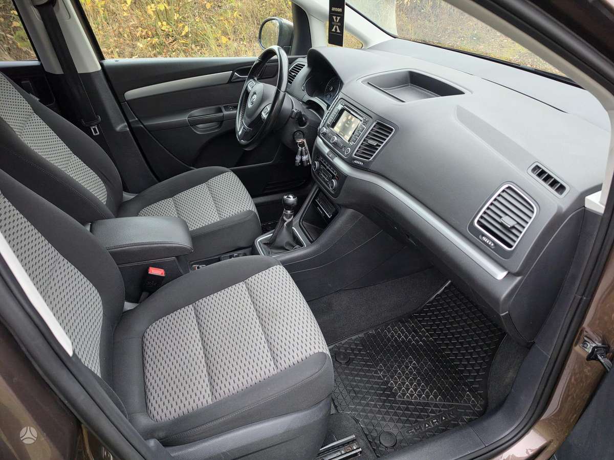Volkswagen Sharan 2011 — photo 16