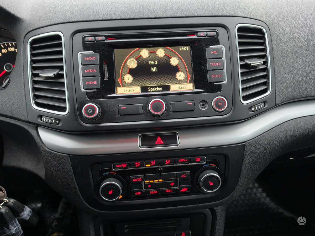 Volkswagen Sharan 2011 — photo 22