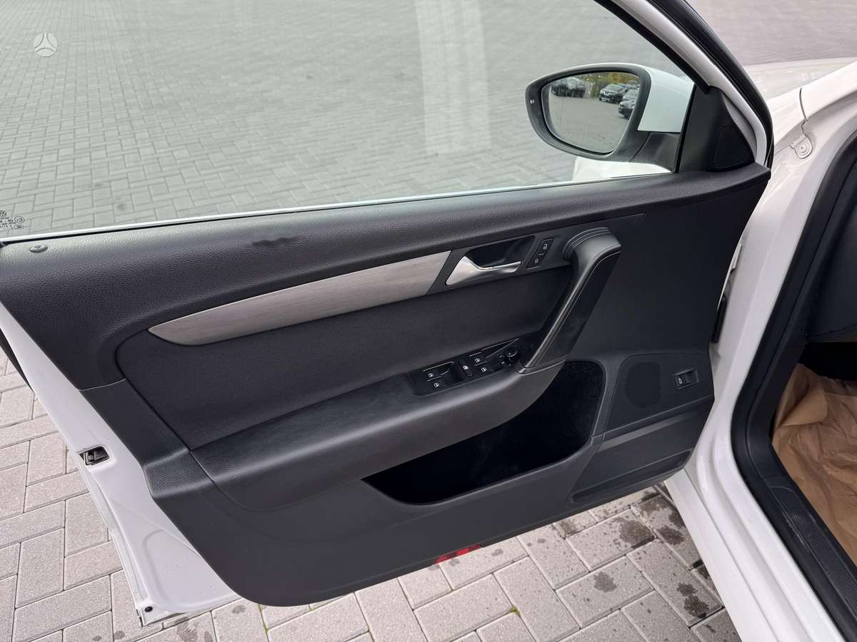 Volkswagen Passat 2011 — photo 14