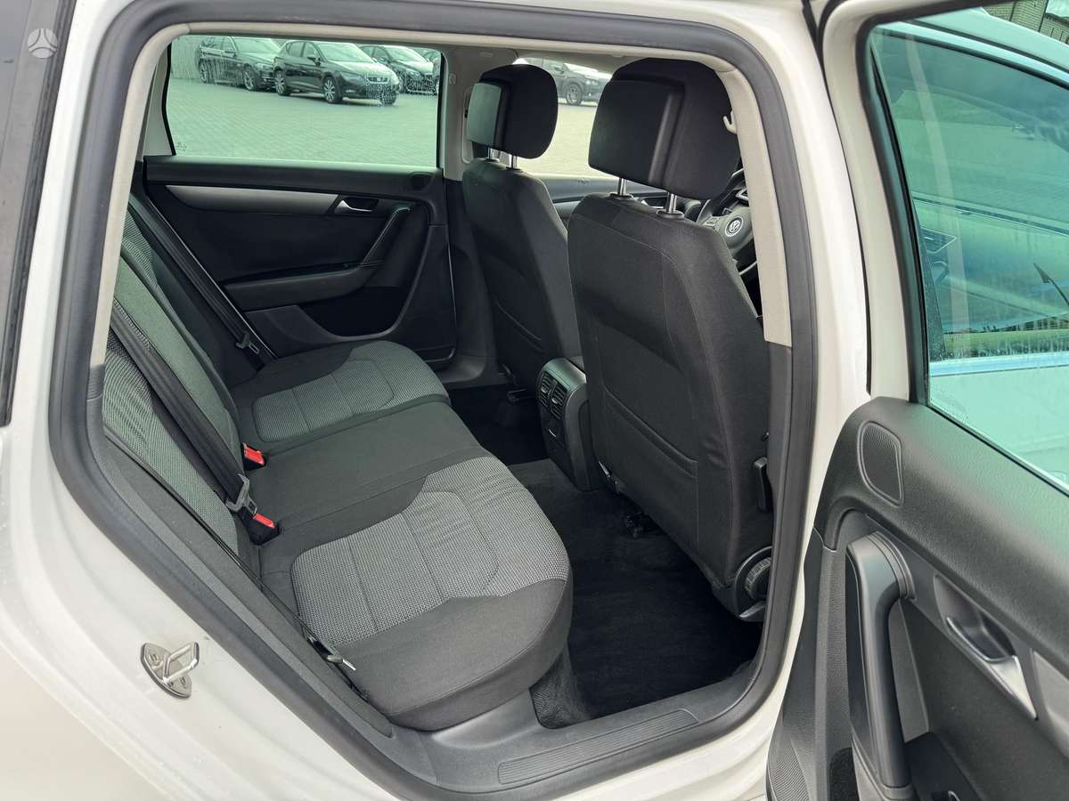 Volkswagen Passat 2011 — photo 17