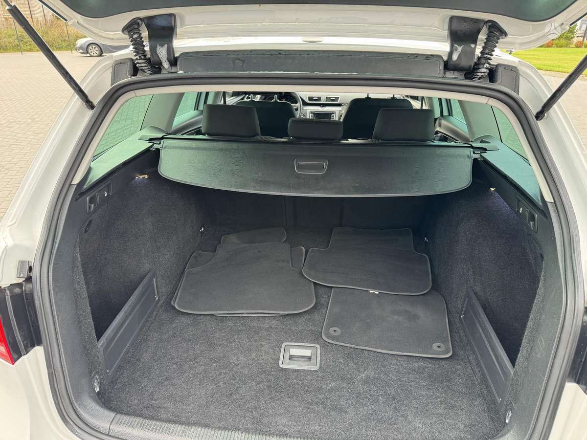 Volkswagen Passat 2011 — photo 18