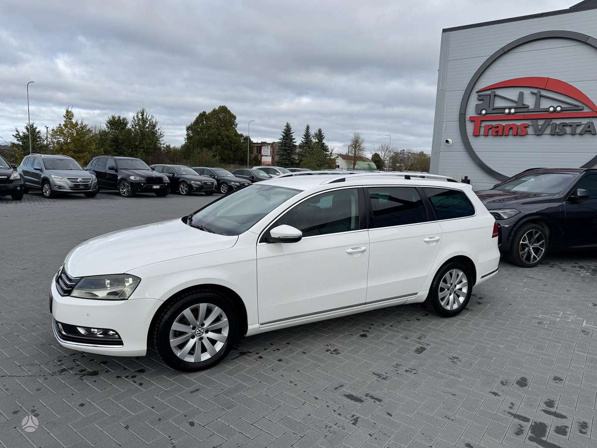 Volkswagen Passat 2011 — rear view
