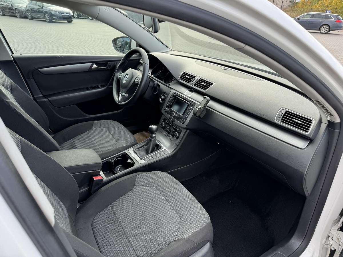 Volkswagen Passat 2011 — photo 21