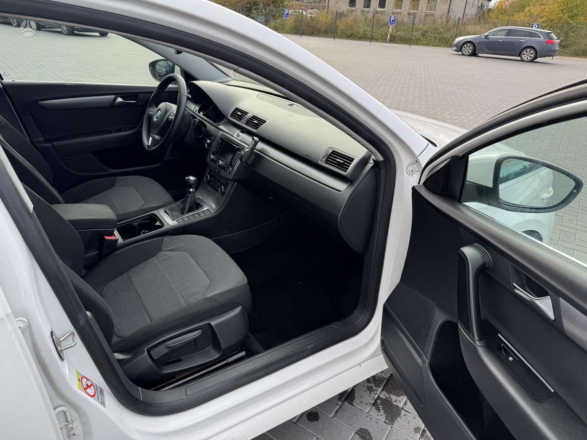 Volkswagen Passat 2011 — photo 22