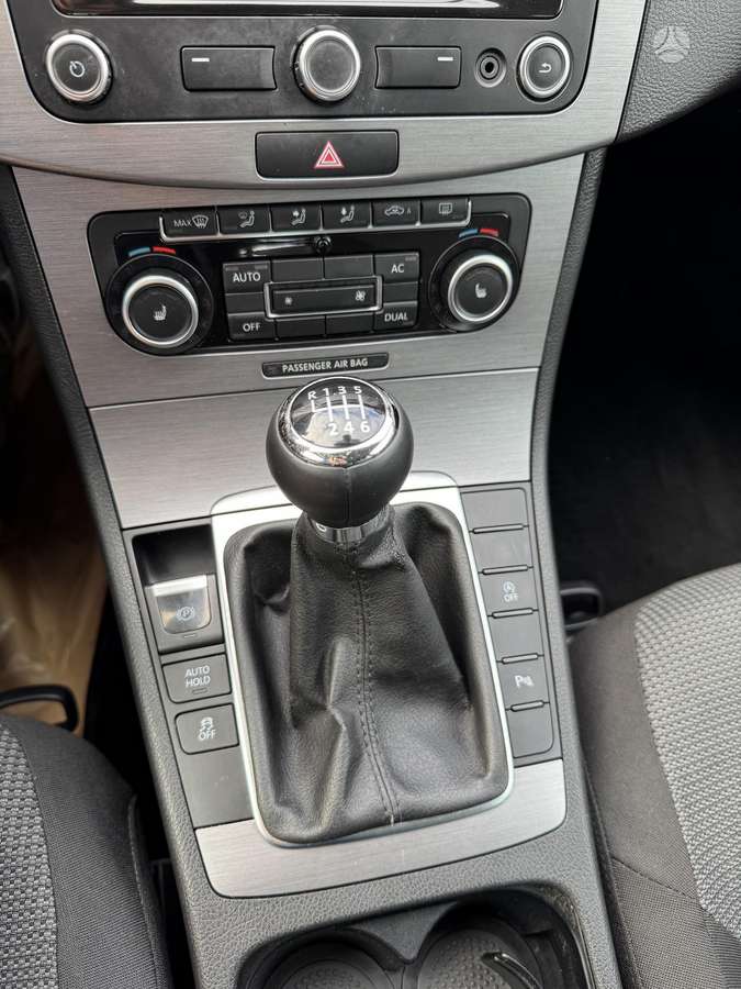 Volkswagen Passat 2011 — photo 24