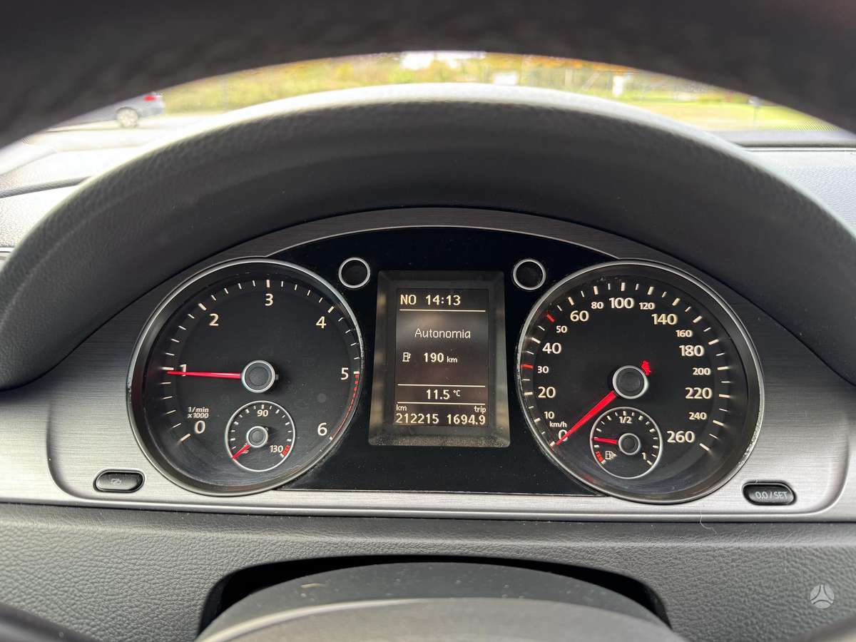 Volkswagen Passat 2011 — photo 27