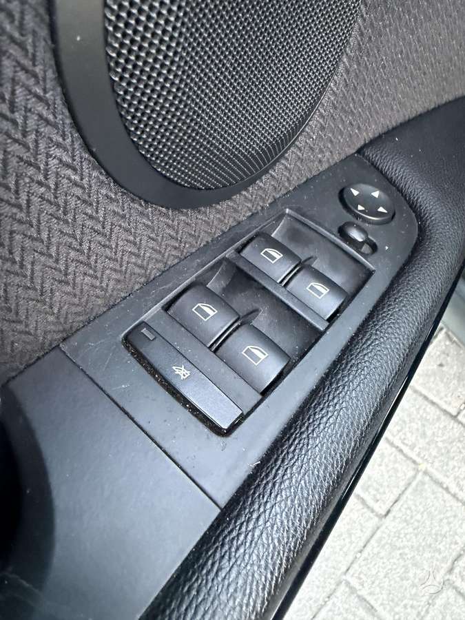 BMW 318 2009 — photo 10