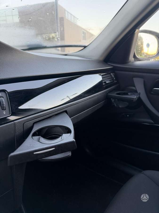 BMW 318 2009 — photo 15