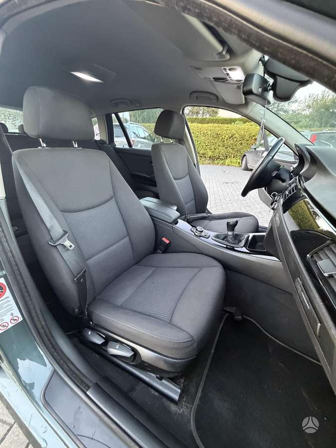 BMW 318 2009 — photo 16