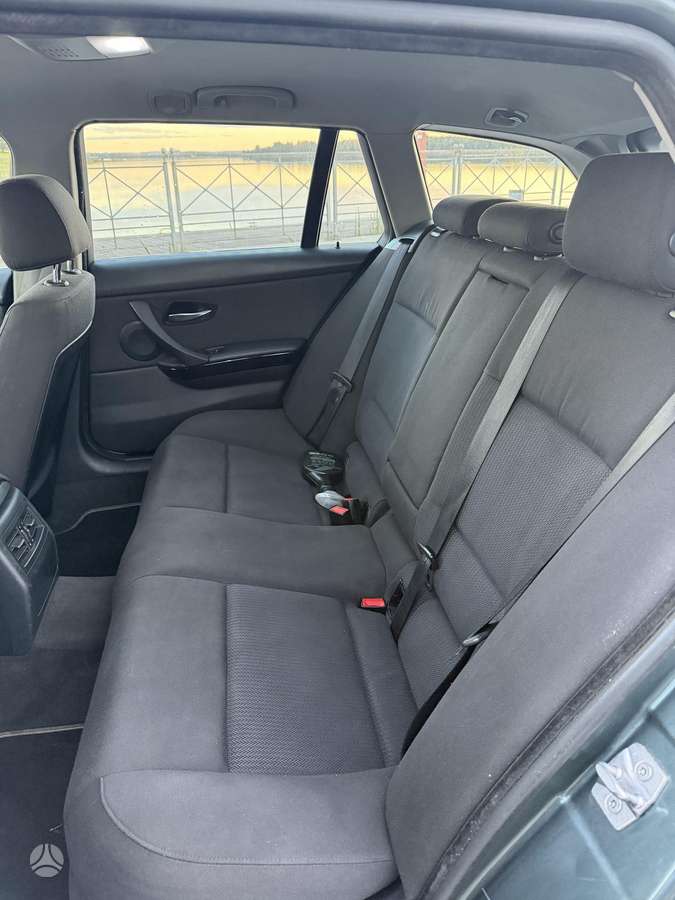 BMW 318 2009 — photo 17