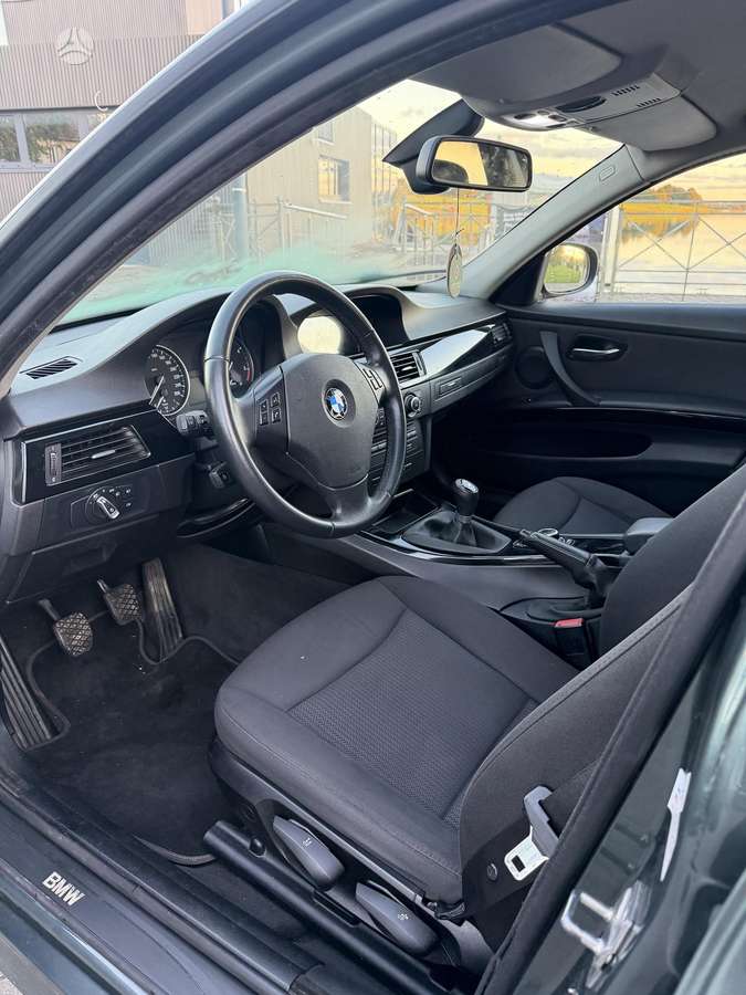 BMW 318 2009 — photo 9
