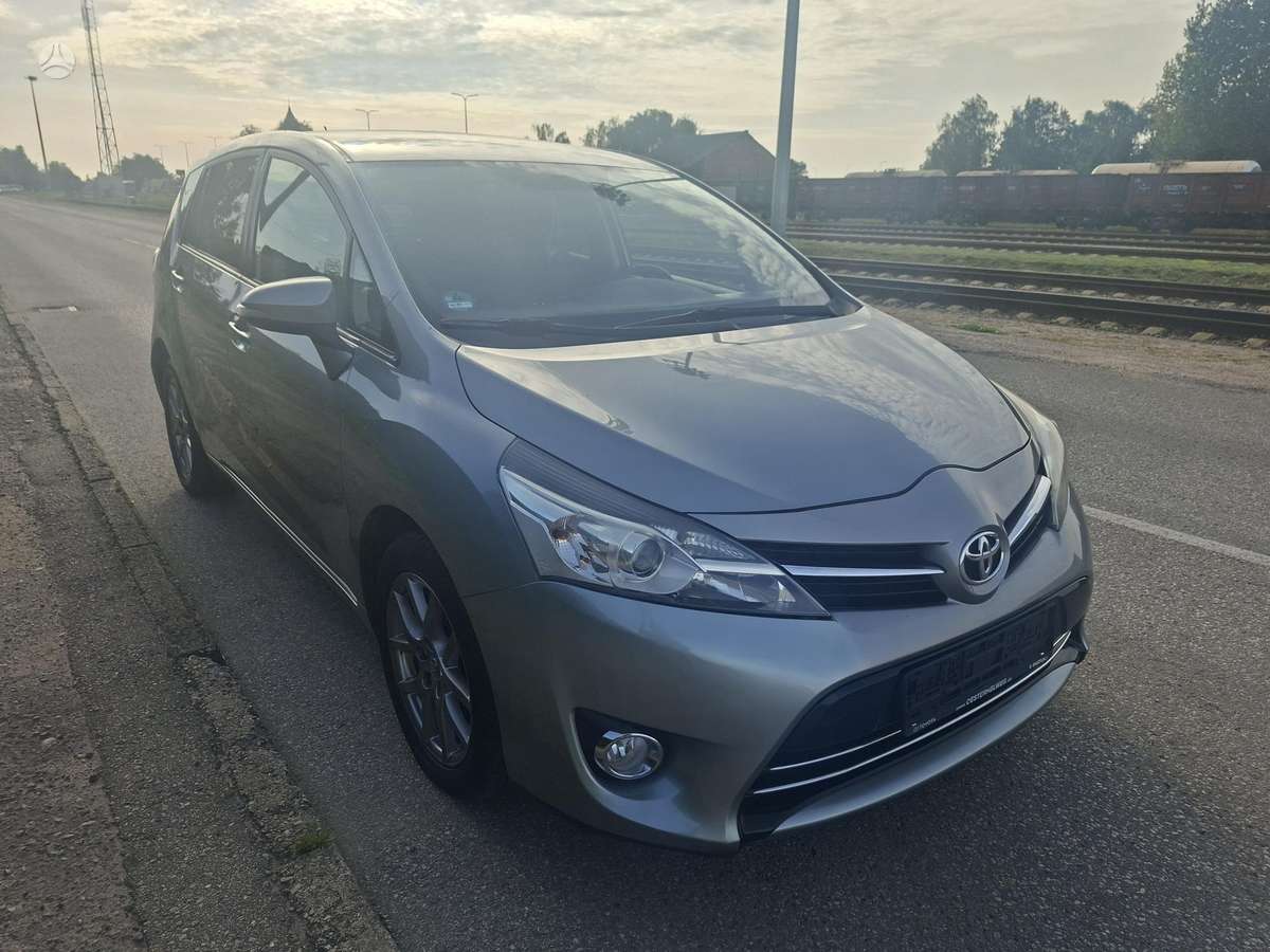 Toyota Verso 2014 — вигляд ззаду