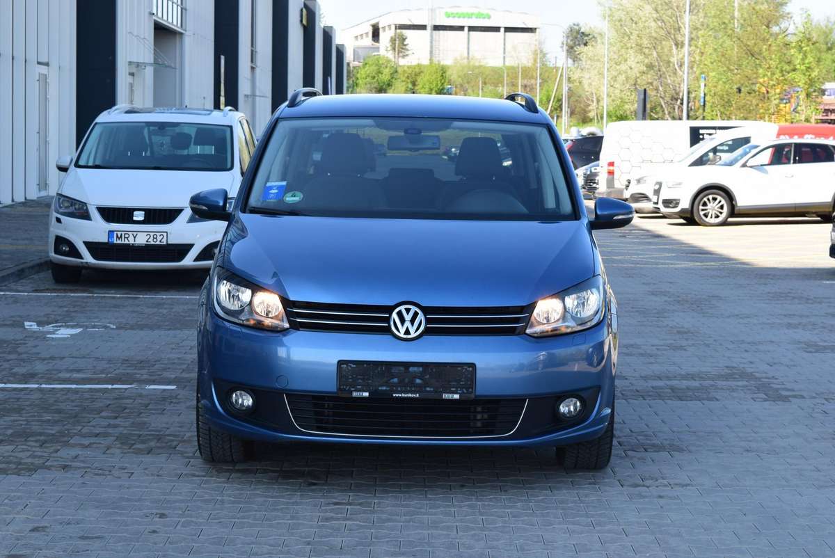 Volkswagen Touran 2011 — вигляд ззаду