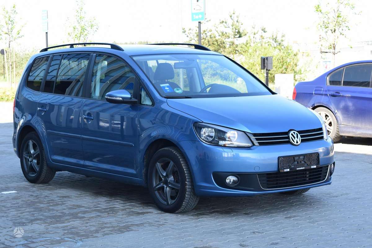 Volkswagen Touran 2011 — салон